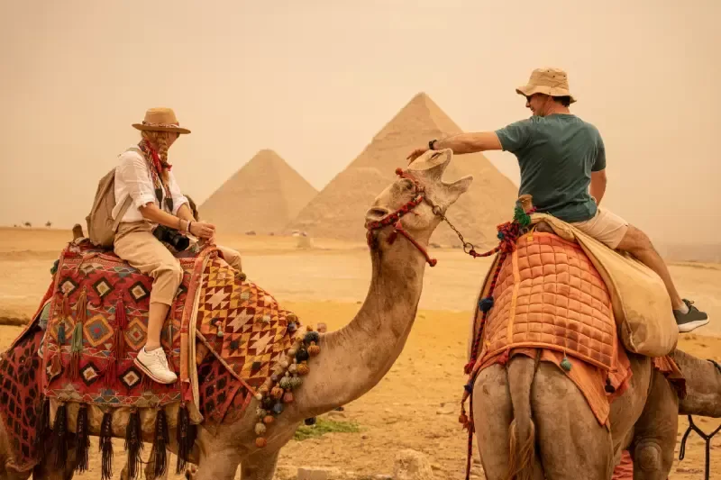 UNa Coppia sui cammelli alle Piaramidi, viaggi di nozze in egitto